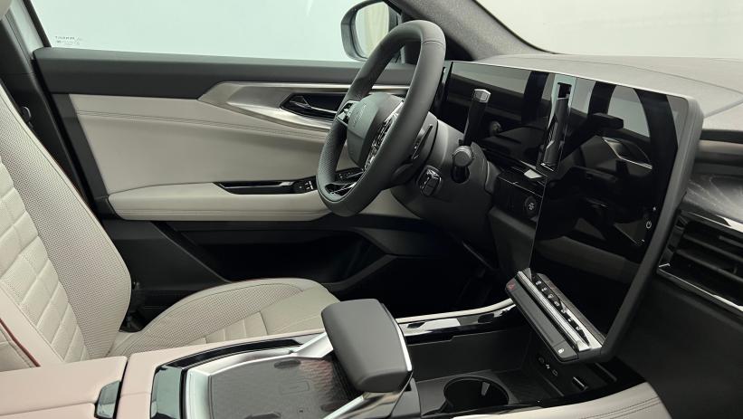 Aperçu du véhicule : E-Tech full hybrid 200 Iconic Blanc Nacré avec 1000€ d'équipements inclus