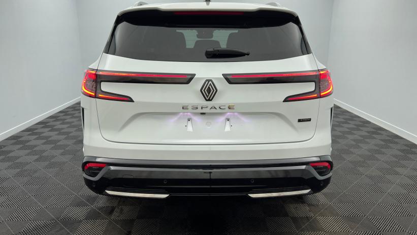 Aperçu du véhicule : E-Tech full hybrid 200 Techno Blanc Nacré avec 1950€ d'équipements inclus