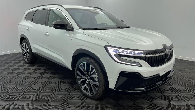 Aperçu du véhicule : E-Tech full hybrid 200 Iconic Blanc Nacré avec 1000€ d'équipements inclus