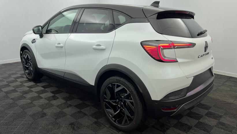 Aperçu du véhicule : E-Tech full hybrid 160 ch esprit Alpine Blanc Nacré - Toit Noir Etoilé avec 2150€ d'équipements inclus