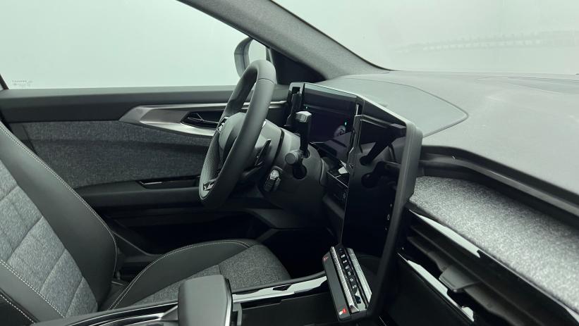 Aperçu du véhicule : E-Tech full hybrid 200 Techno Blanc Nacré avec 1950€ d'équipements inclus