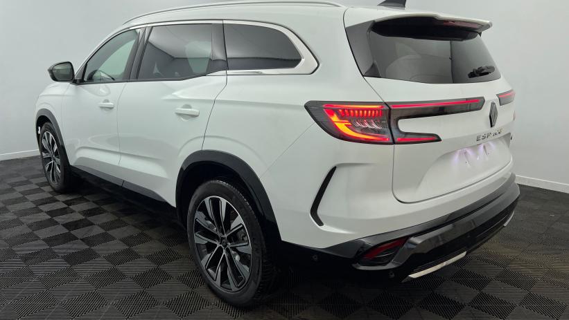 Aperçu du véhicule : E-Tech full hybrid 200 Techno Blanc Nacré avec 1950€ d'équipements inclus