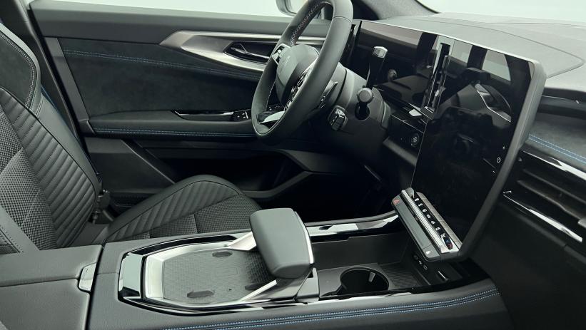 Aperçu du véhicule : full hybrid E-Tech 200 ch Esprit Alpine Blanc Nacré - Toit Noir Etoilé avec 3549€ d'équipements inclus